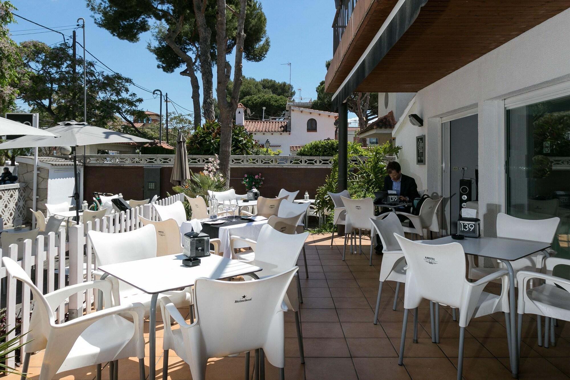 Hotel 139 Castelldefels Exteriör bild